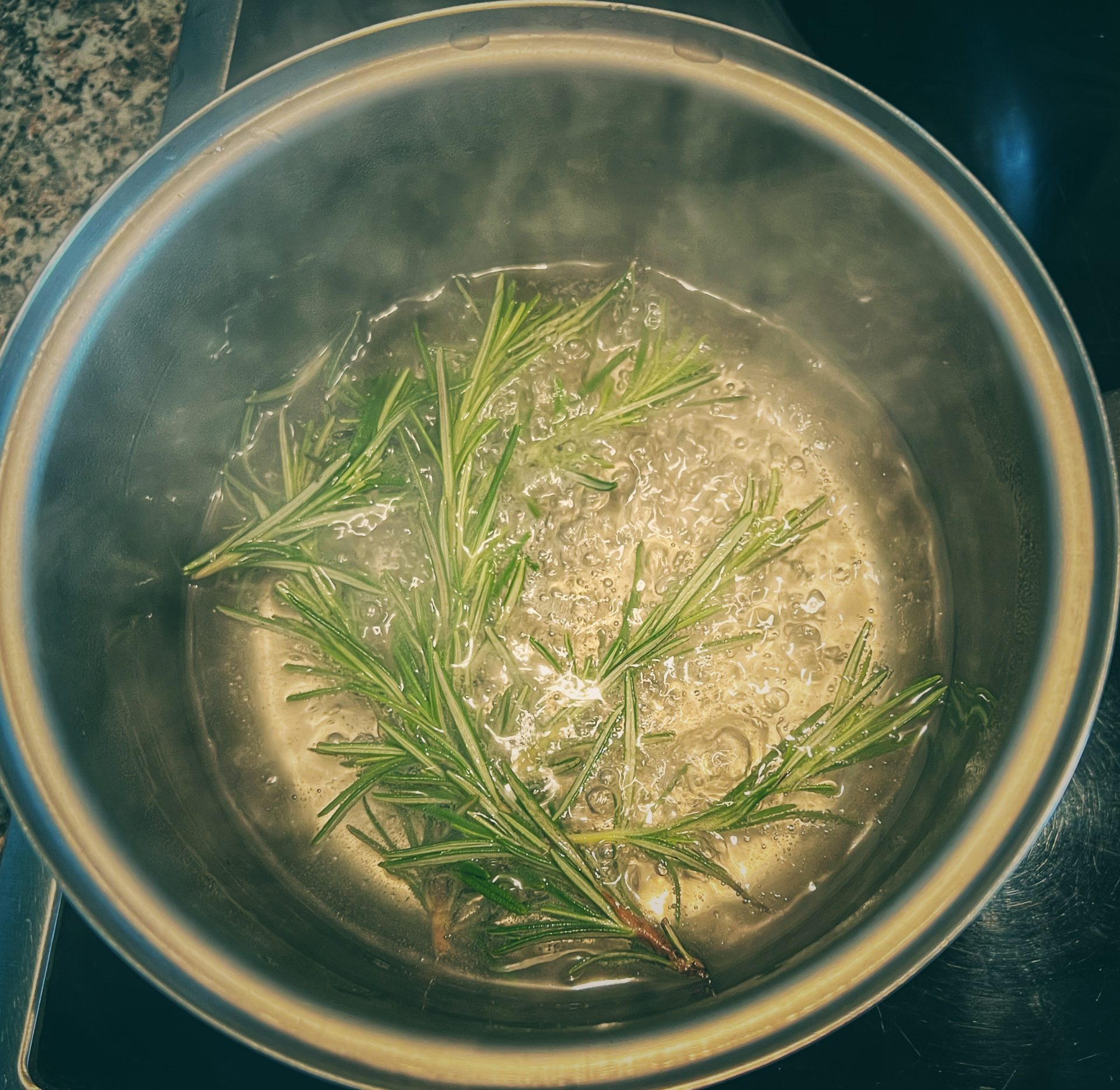 Rosmarin in Sirup kochen