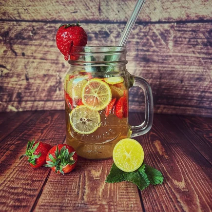 Limequat-Rhabarber-Erdbeer-Eistee