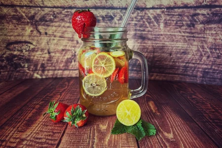 Limequat-Rhabarber-Erdbeer-Eistee