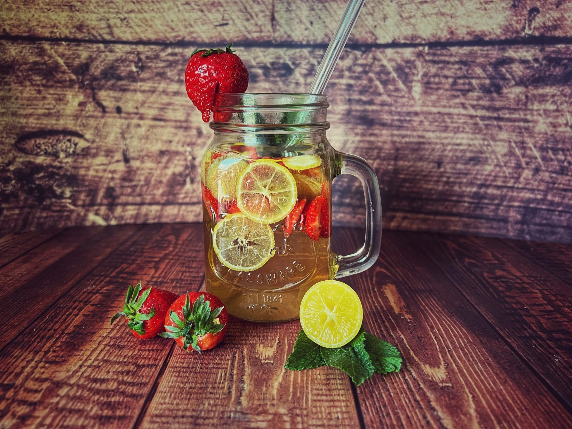 Limequat-Rhabarber-Erdbeer-Eistee