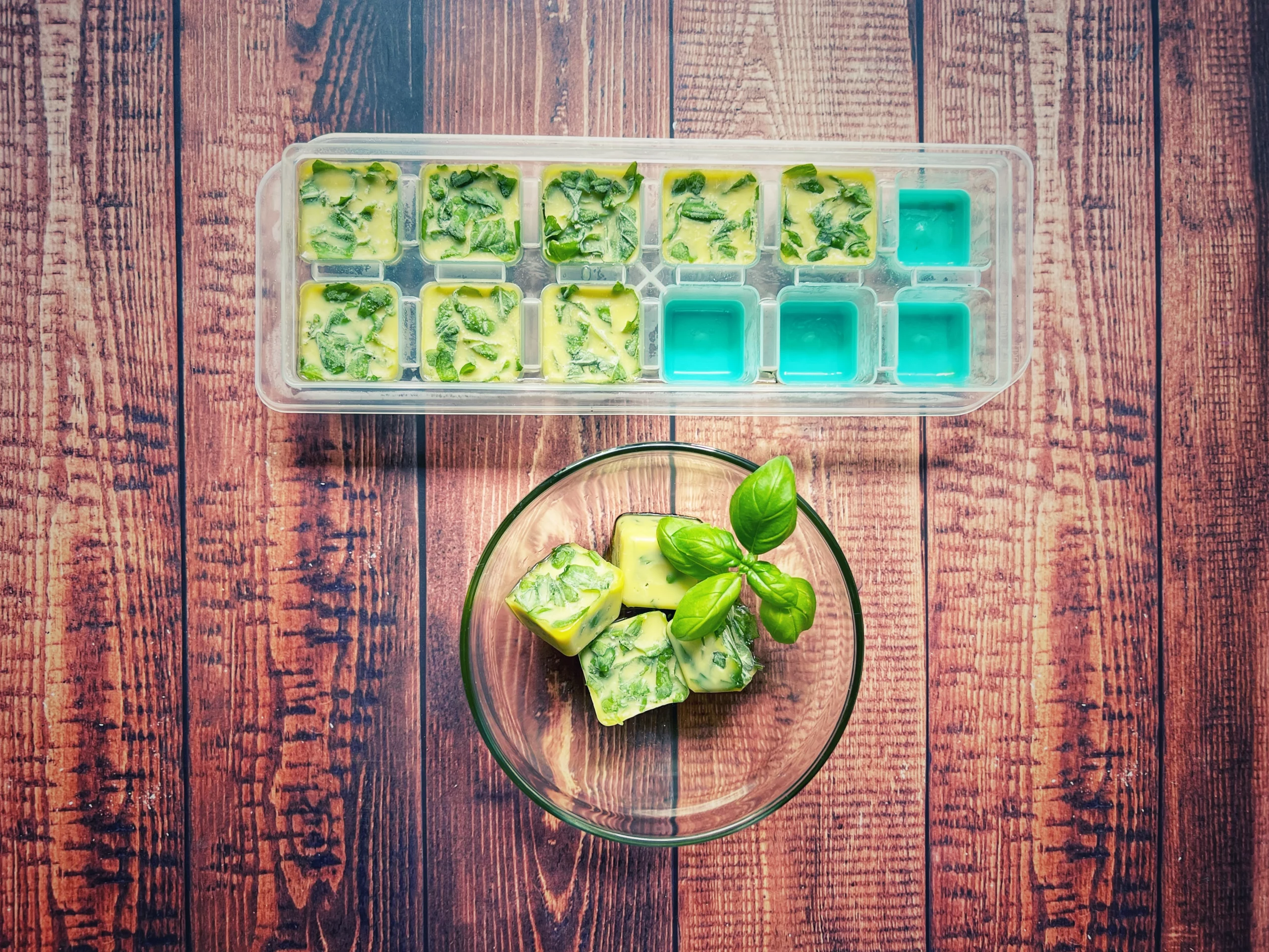 Basilikum in Öl eingefroren