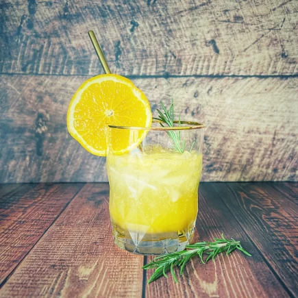 Orangen-Cocktail mit Rosmarinsirup