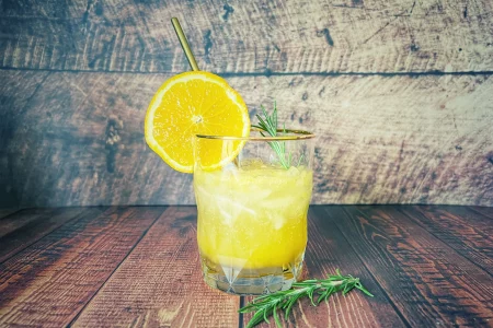 Orangen-Cocktail mit Rosmarinsirup