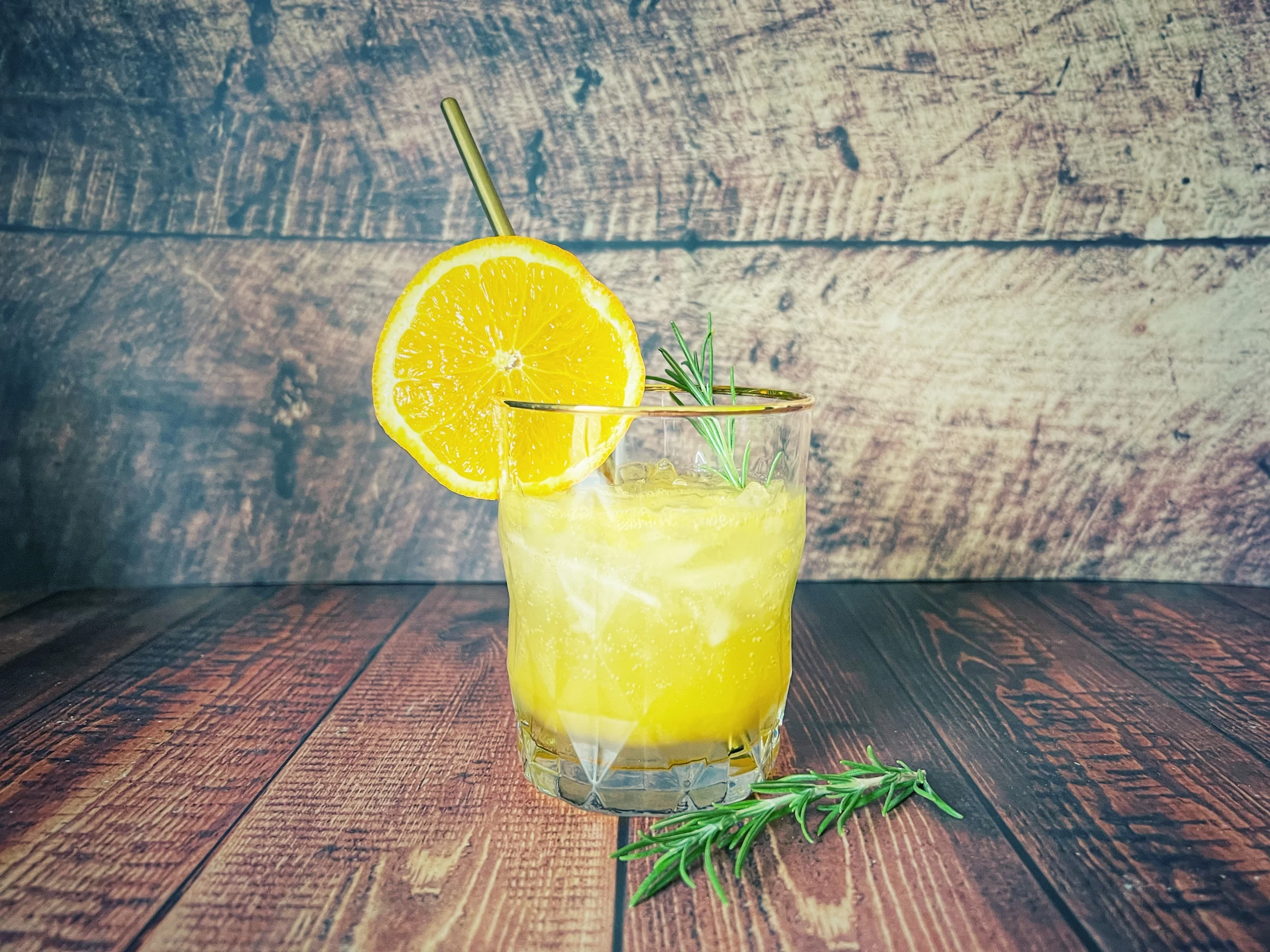 Orangen-Cocktail mit Rosmarinsirup