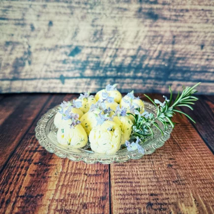Butterkugeln mit Rosmarinblüten