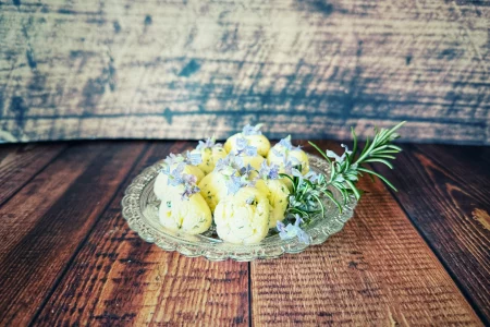 Butterkugeln mit Rosmarinblüten