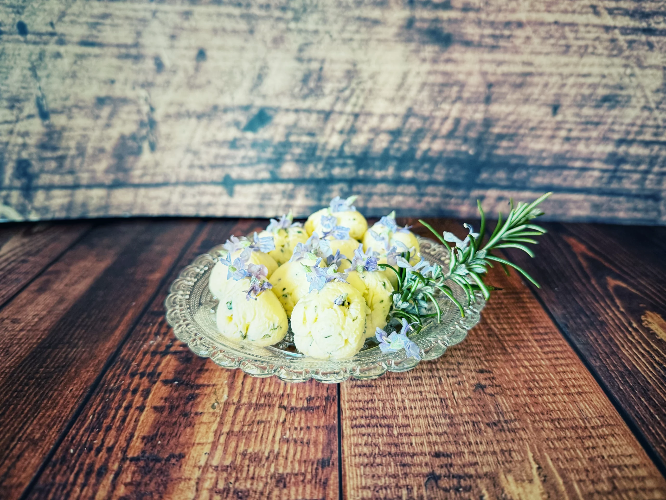 Butterkugeln mit Rosmarinblüten