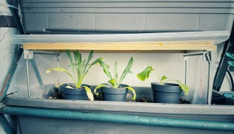 DIY Minigew&auml;chshaus f&uuml;r den Balkonkasten mit Holzrahmen, transparenter Folie und klappbaren Metallf&uuml;&szlig;en