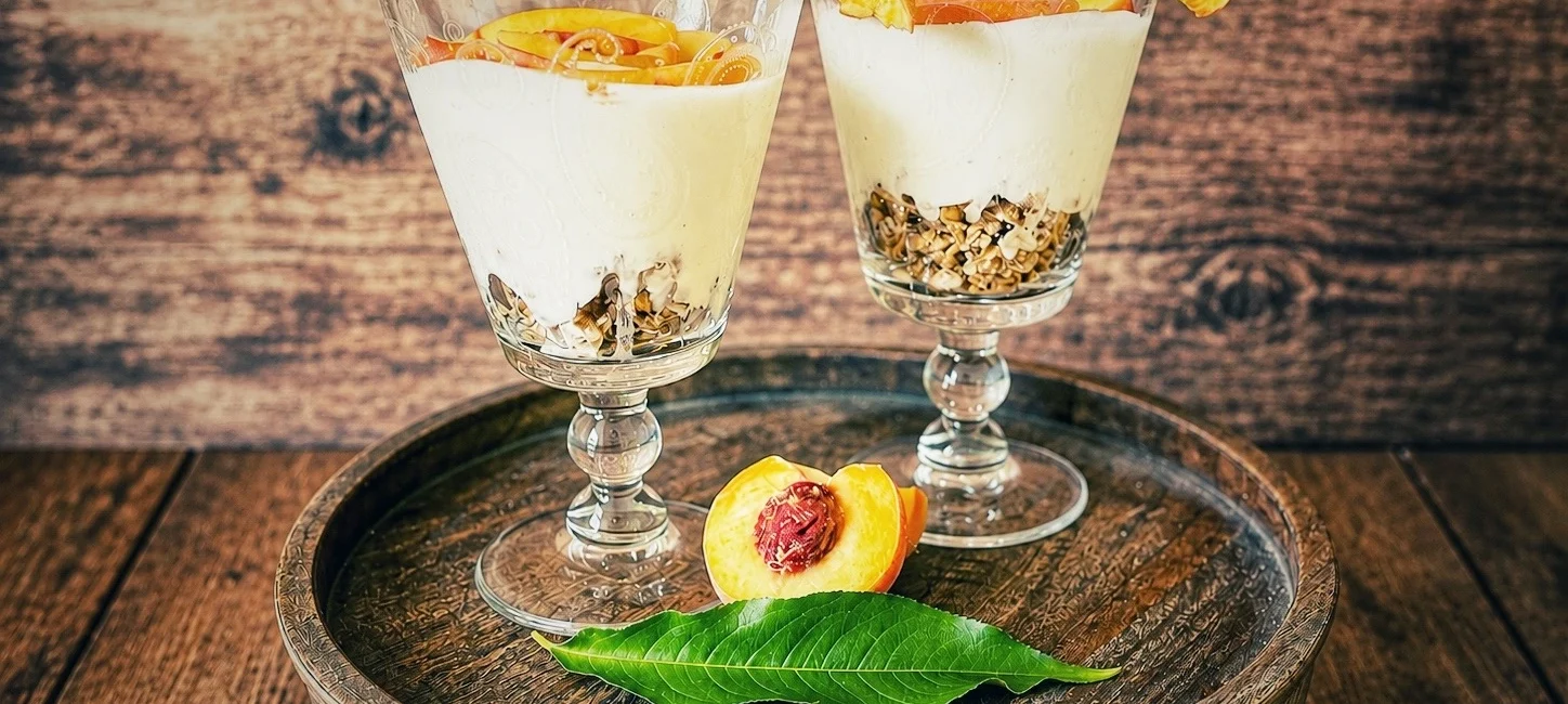 Pfirsich-Joghurt mit Knusperm&uuml;sli und frischem Pfirsich vom Zwergpfirsich