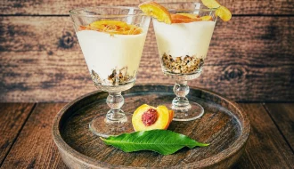 Pfirsich-Joghurt mit Knuspermüsli und frischem Pfirsich vom Zwergpfirsich