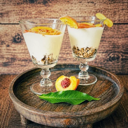 Pfirsich-Joghurt mit Knuspermüsli und frischem Pfirsich vom Zwergpfirsich