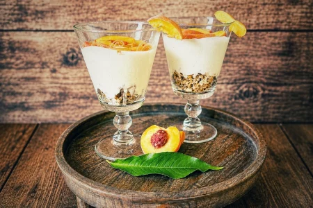 Pfirsich-Joghurt mit Knuspermüsli und frischem Pfirsich vom Zwergpfirsich