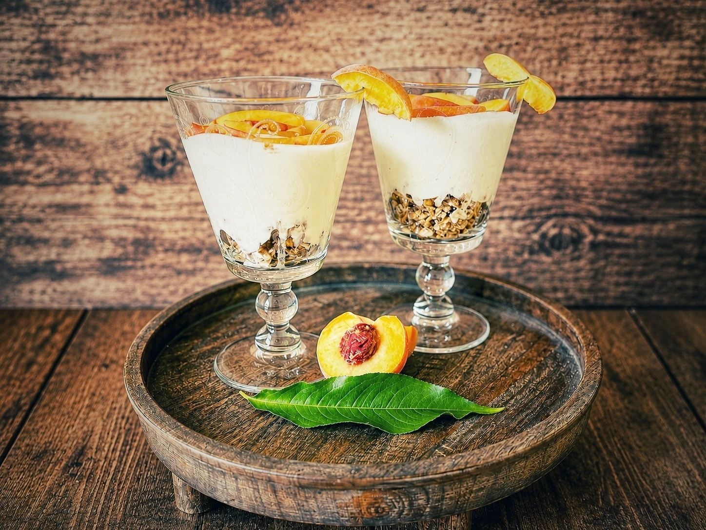 Pfirsich-Joghurt mit Knusperm&uuml;sli und frischem Pfirsich vom Zwergpfirsich