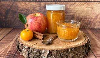 Calamondin-Apfel-Marmelade mit Apfel, Calamondin und Zimtstangen