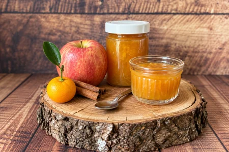 Calamondin-Apfel-Marmelade mit Apfel, Calamondin und Zimtstangen